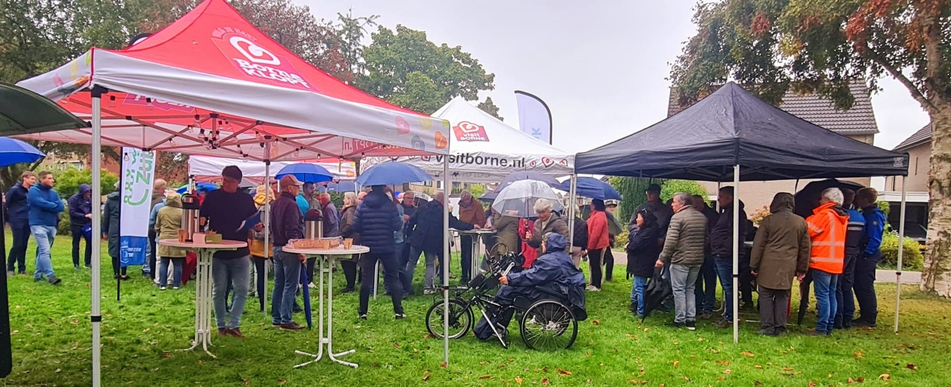 Startbijeenkomst wijkwandeling Wensink-Zuid mensen onder een tent