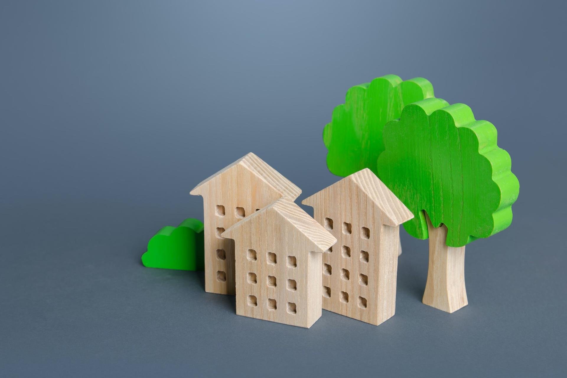 houten huizen met groene bomen 